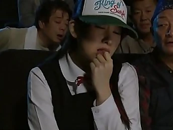 Học sinh bị hiếp dâm trong rạp chiếu phim