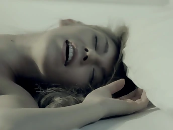 Babe in noir vid poses her bare assets