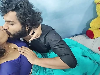 See the Indian Bhabhi cheat on their way bf respecting a arrogantly Uber driver