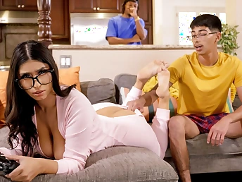 Brazzers: Buxom Violet Myers Game Was Interrupted By A Immense Dark-Hued Dong On XXX HD