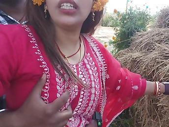 Desi Aunty's big interior & pussy get fingered in hot HD outdoor bit