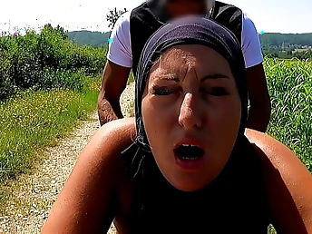 Muslim honey prays for formulary in the car, caught on camera!