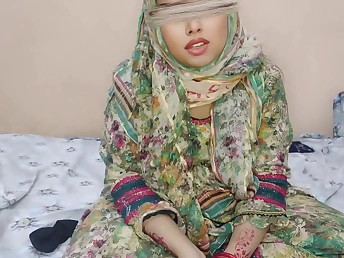 Molten Desi Hijabi Stepsister-Bhabi Ko Pail Diya gets a gauzy surprise from her hijab-wearing stepmom